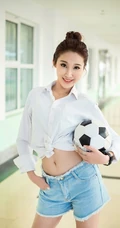 气质可爱衬衫牛仔短裤女生于湘霖走廊一侧玩足球写真