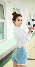 气质可爱衬衫牛仔短裤女生于湘霖走廊一侧玩足球写真