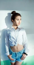 气质可爱衬衫牛仔短裤女生于湘霖走廊一侧玩足球写真