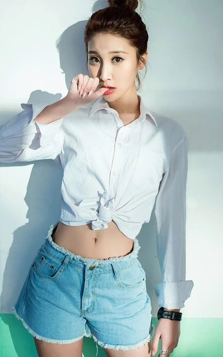 气质可爱衬衫牛仔短裤女生于湘霖走廊一侧玩足球写真
