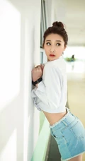 气质可爱衬衫牛仔短裤女生于湘霖走廊一侧玩足球写真