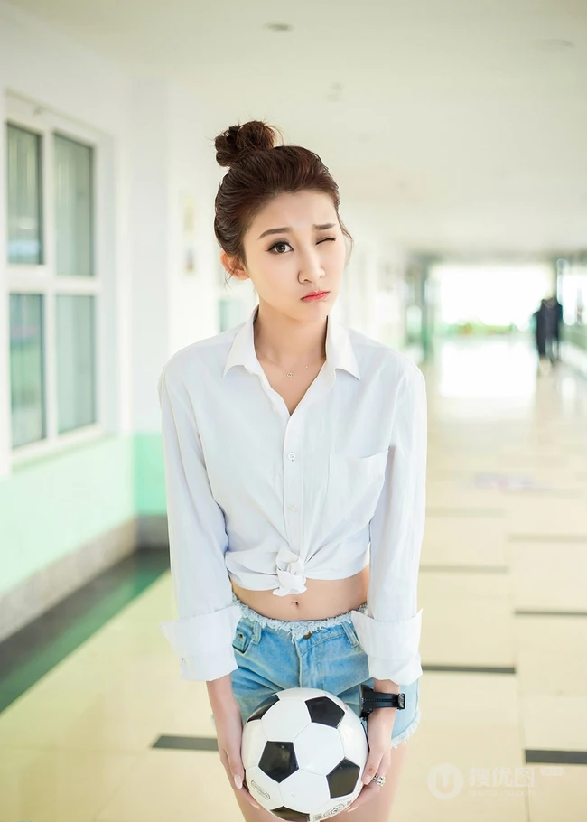 气质可爱衬衫牛仔短裤女生于湘霖走廊一侧玩足球写真