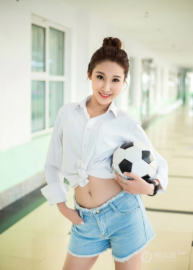 气质可爱衬衫牛仔短裤女生于湘霖走廊一侧玩足球写真