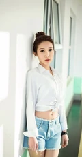 气质可爱衬衫牛仔短裤女生于湘霖走廊一侧玩足球写真