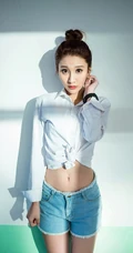 气质可爱衬衫牛仔短裤女生于湘霖走廊一侧玩足球写真