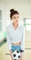 气质可爱衬衫牛仔短裤女生于湘霖走廊一侧玩足球写真