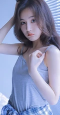 百叶窗帘后的精选白皙女生室内写真，灰色的背心也好看