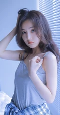 百叶窗帘后的精选白皙女生室内写真，灰色的背心也好看