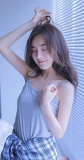 百叶窗帘后的精选白皙女生室内写真，灰色的背心也好看
