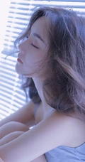 百叶窗帘后的精选白皙女生室内写真，灰色的背心也好看