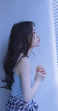 百叶窗帘后的精选白皙女生室内写真，灰色的背心也好看