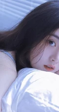 百叶窗帘后的精选白皙女生室内写真，灰色的背心也好看