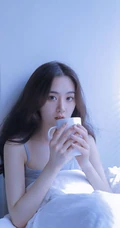 百叶窗帘后的精选白皙女生室内写真，灰色的背心也好看