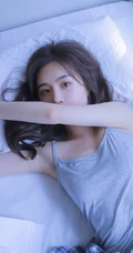 百叶窗帘后的精选白皙女生室内写真，灰色的背心也好看