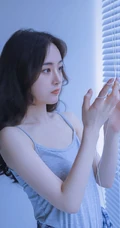 百叶窗帘后的精选白皙女生室内写真，灰色的背心也好看