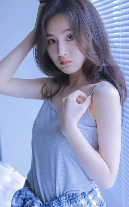 百叶窗帘后的精选白皙女生室内写真，灰色的背心也好看