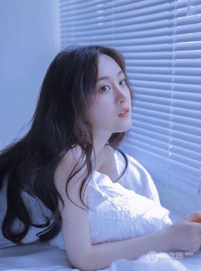 百叶窗帘后的精选白皙女生室内写真，灰色的背心也好看
