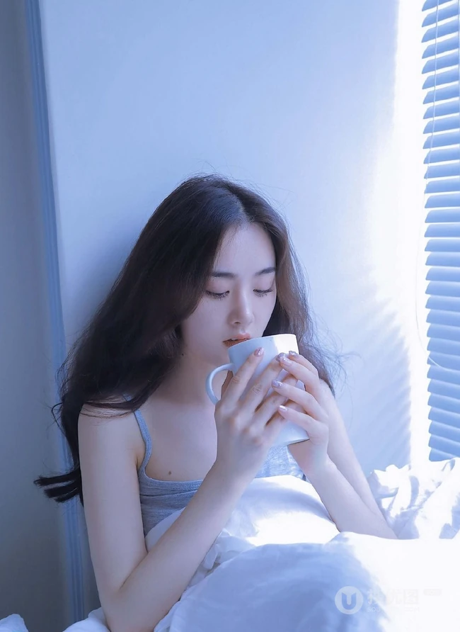 百叶窗帘后的精选白皙女生室内写真，灰色的背心也好看