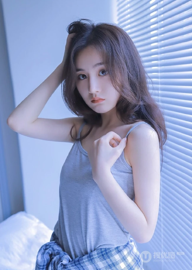百叶窗帘后的精选白皙女生室内写真，灰色的背心也好看
