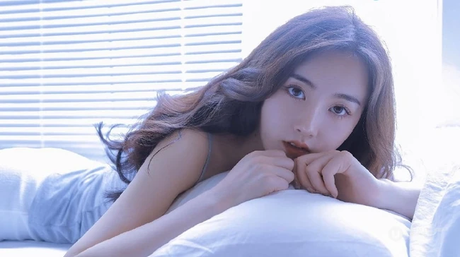 百叶窗帘后的精选白皙女生室内写真，灰色的背心也好看