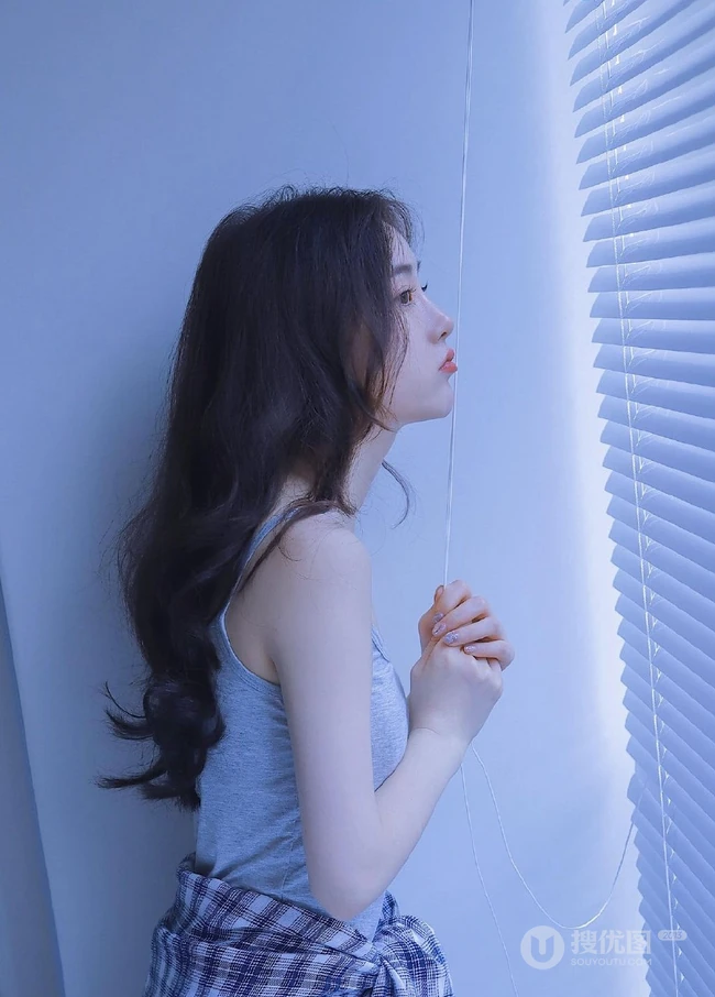 百叶窗帘后的精选白皙女生室内写真，灰色的背心也好看