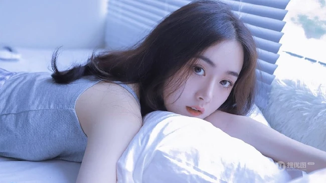 百叶窗帘后的精选白皙女生室内写真，灰色的背心也好看