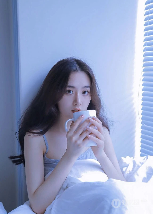 百叶窗帘后的精选白皙女生室内写真，灰色的背心也好看