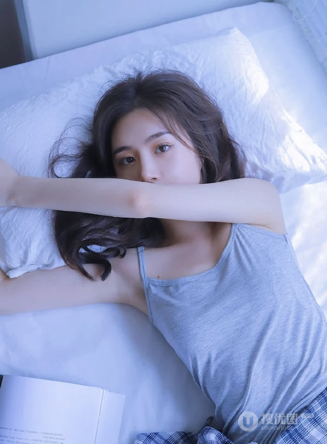 百叶窗帘后的精选白皙女生室内写真，灰色的背心也好看