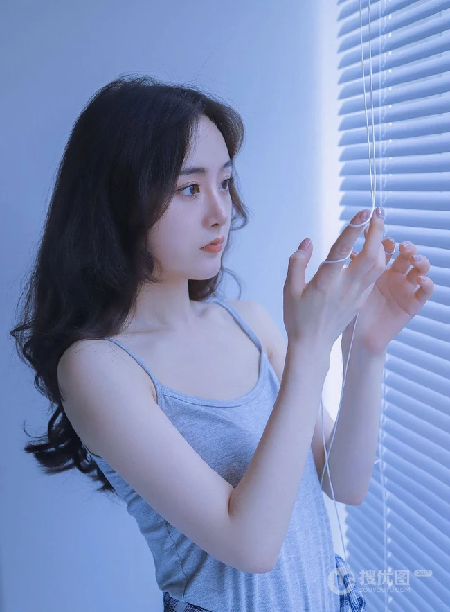 百叶窗帘后的精选白皙女生室内写真，灰色的背心也好看