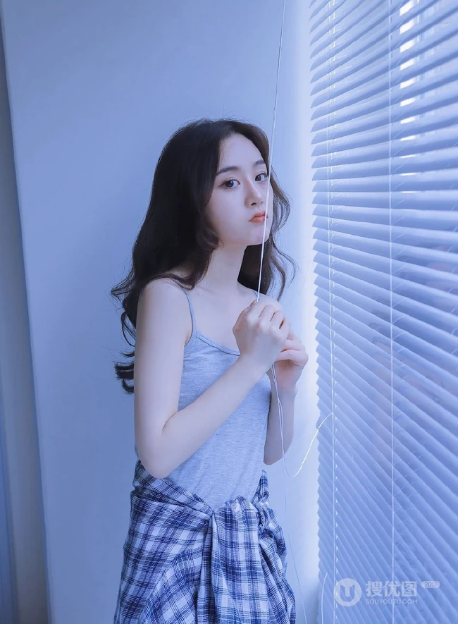 百叶窗帘后的精选白皙女生室内写真，灰色的背心也好看