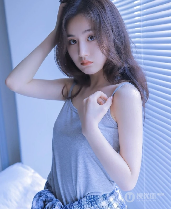 百叶窗帘后的精选白皙女生室内写真，灰色的背心也好看