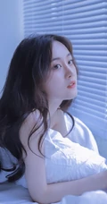 百叶窗帘后的精选白皙女生室内写真，灰色的背心也好看
