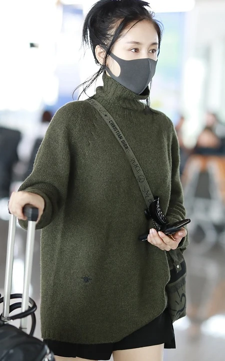 王子文戴口罩现身机场，高领毛衣黑裤尽显修长线条感