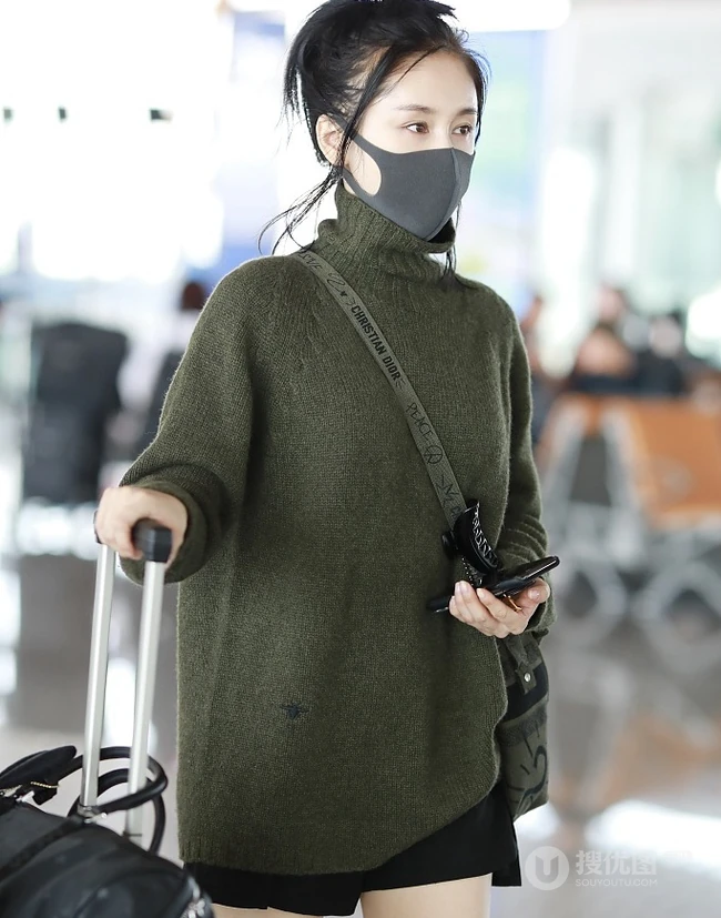 王子文戴口罩现身机场，高领毛衣黑裤尽显修长线条感