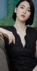 三吉彩花V领黑裙酷冷时尚写真，短发夹耳优雅气质而动人