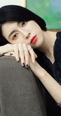三吉彩花V领黑裙酷冷时尚写真，短发夹耳优雅气质而动人