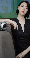 三吉彩花V领黑裙酷冷时尚写真，短发夹耳优雅气质而动人