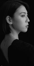 三吉彩花V领黑裙酷冷时尚写真，短发夹耳优雅气质而动人