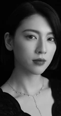 三吉彩花V领黑裙酷冷时尚写真，短发夹耳优雅气质而动人