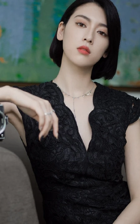 三吉彩花V领黑裙酷冷时尚写真，短发夹耳优雅气质而动人