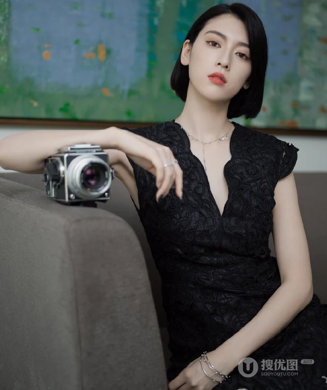 三吉彩花V领黑裙酷冷时尚写真，短发夹耳优雅气质而动人