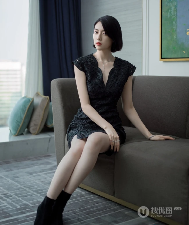 三吉彩花V领黑裙酷冷时尚写真，短发夹耳优雅气质而动人