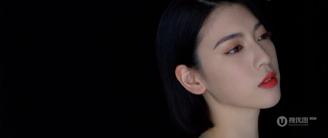 三吉彩花V领黑裙酷冷时尚写真，短发夹耳优雅气质而动人