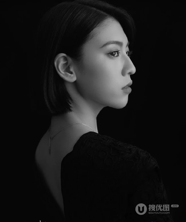 三吉彩花V领黑裙酷冷时尚写真，短发夹耳优雅气质而动人