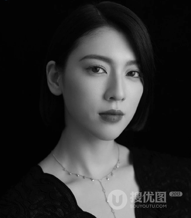 三吉彩花V领黑裙酷冷时尚写真，短发夹耳优雅气质而动人