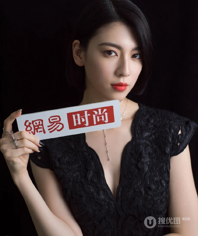 三吉彩花V领黑裙酷冷时尚写真，短发夹耳优雅气质而动人