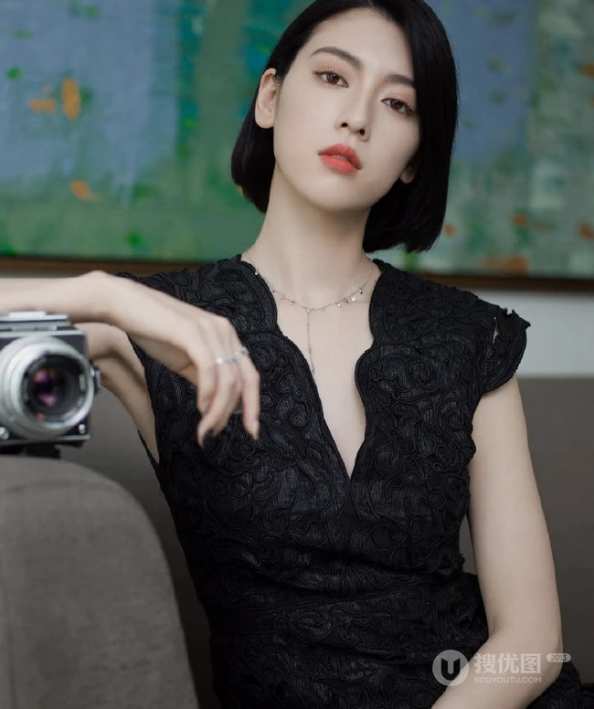 三吉彩花V领黑裙酷冷时尚写真，短发夹耳优雅气质而动人