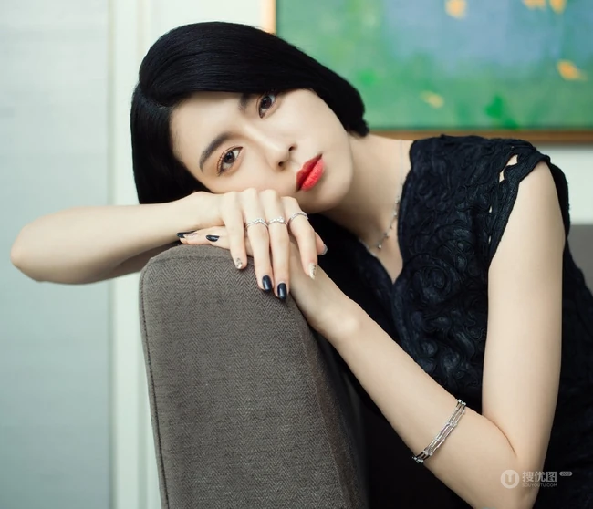 三吉彩花V领黑裙酷冷时尚写真，短发夹耳优雅气质而动人