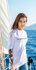 迪丽热巴乘小游轮海上写真，白衣牛仔裤尽显气质女生动人魅力