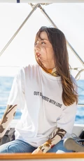 迪丽热巴乘小游轮海上写真，白衣牛仔裤尽显气质女生动人魅力